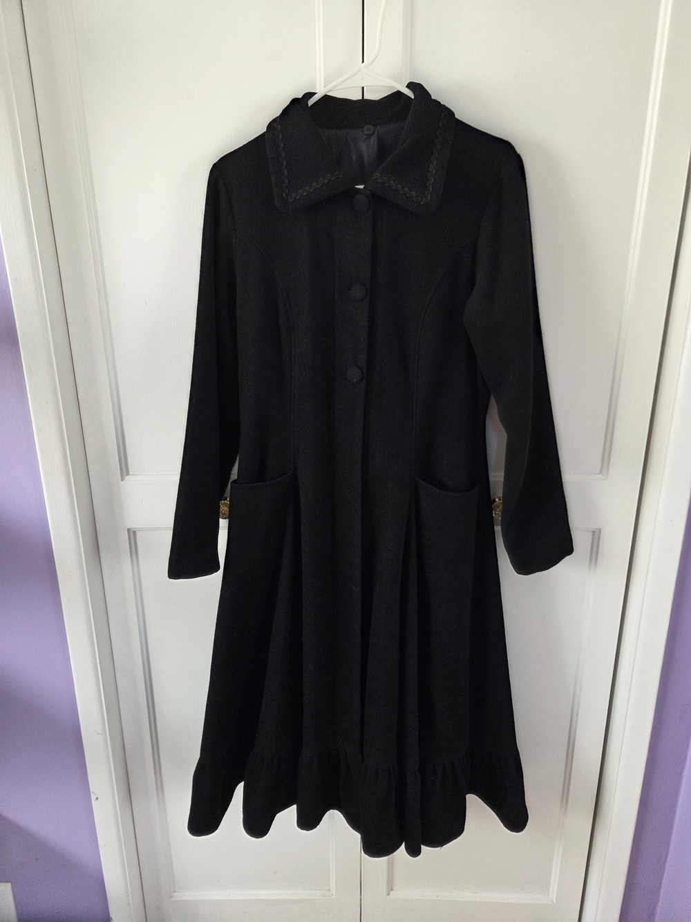 Gothic Lolita Classic Black Long Wool Coat with Scalloped Hem And Cape